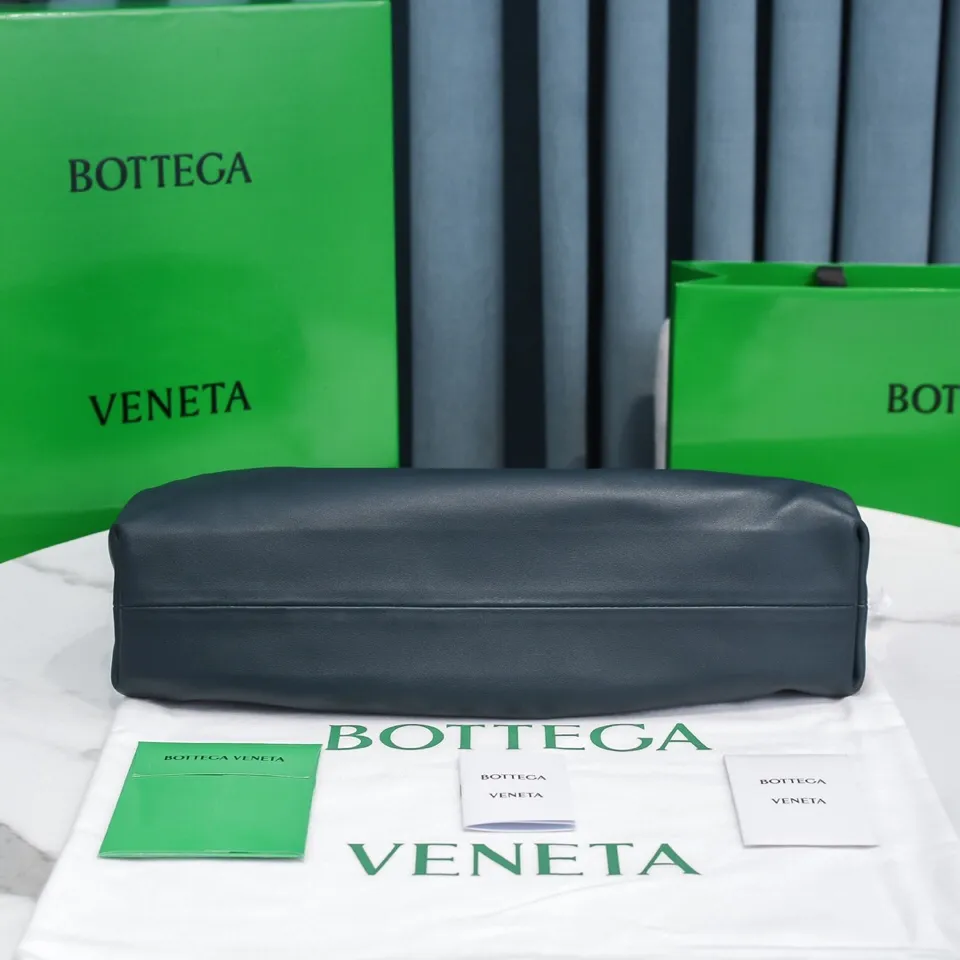 Batch 1660 Bottega Veneta cloud bag ☁️POUCH series original plain calfskin, super low-key and attractive, soft and casual, major Internet celebrity bloggers are crazy about calling it fashionable and classy, ​​lazy and intellectual Large size: 38x20x8.5cm (large cloud plain) dark blue